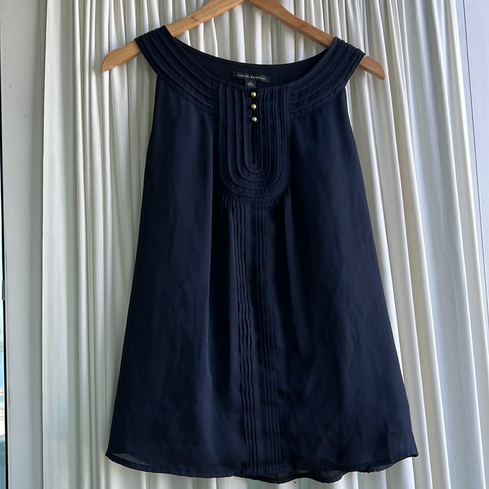 Banana Republic - size 8 - navy sleeveless blouse perfect for work!